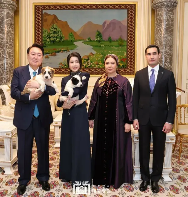 尹大統領夫妻に「トルクメニスタン国犬」のプレゼント…「直接育てる」＝韓国