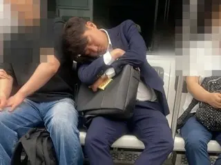 Lee Jun-seok, a lawmaker from the New Reform Party, who was photographed sleeping soundly on the subway, said, "I'm sorry for bothering the person who lent me their shoulder on my way home from work." (South Korea)