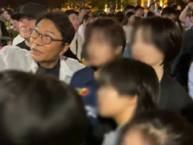 Reports of Lee Soo Man being seen with young men believed to be trainees spread in China, could he be resuming his activities?