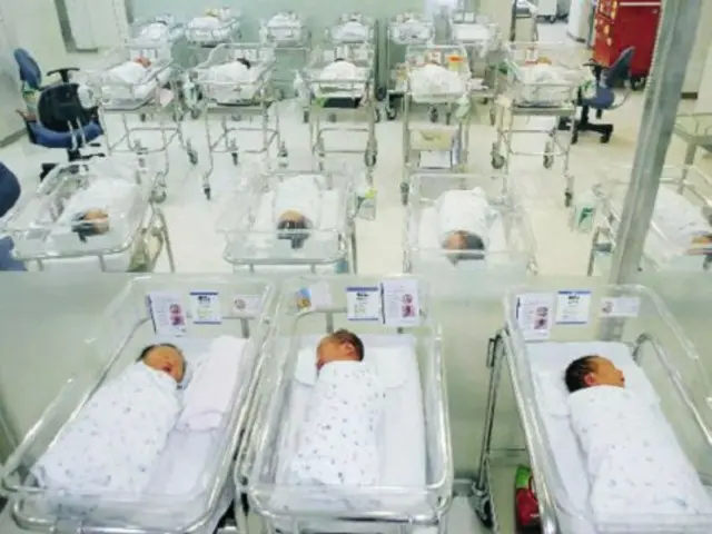 世界主要国の合計出産率、60年間で「半分」に減少…韓国は「8分の1」に急減