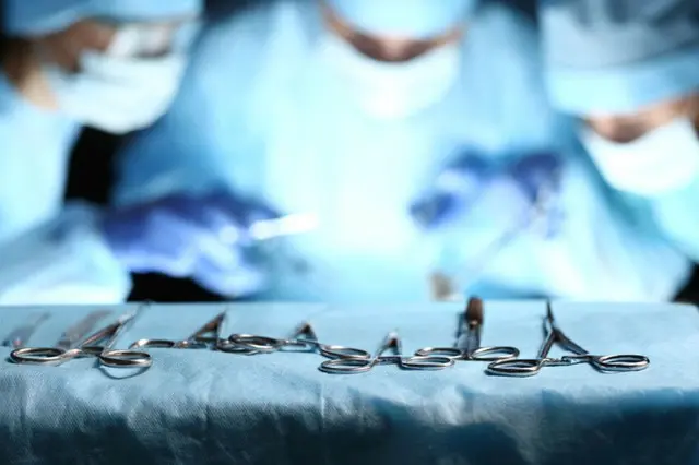 骨折した労働者、受け入れ病院見つからず20時間後に手術…足を切断＝韓国