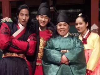 A rare photo of Kim Soo Hyun, Han Ga In, Yeo Jin Goo and others together... Veteran actors share memories of "Moon Embracing the Sun"