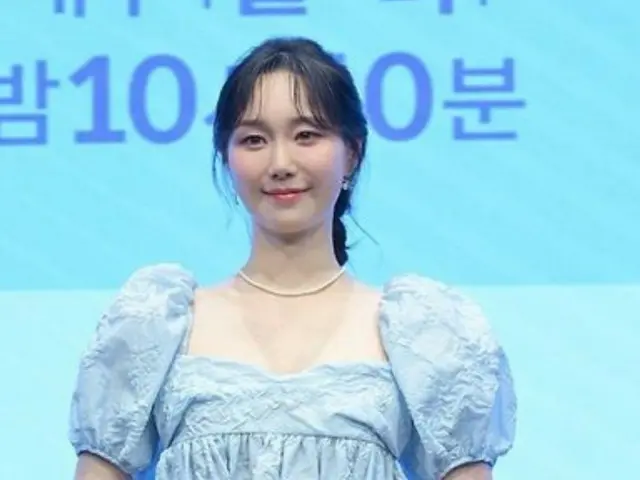Overcoming the loss of her boyfriend Kim Ju Hyuk... Actress Lee Yu Young announces her marriage and pregnancy at the same time... Attention again on her outfit at the production presentation in May