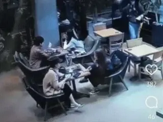 "Bread terrorism" occurred at a Korean cafe... People throw it at customers' faces and run away