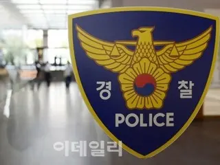 A man in his 60s brandished a weapon at an acquaintance and his daughter in an apartment complex in Busan, leaving one dead.