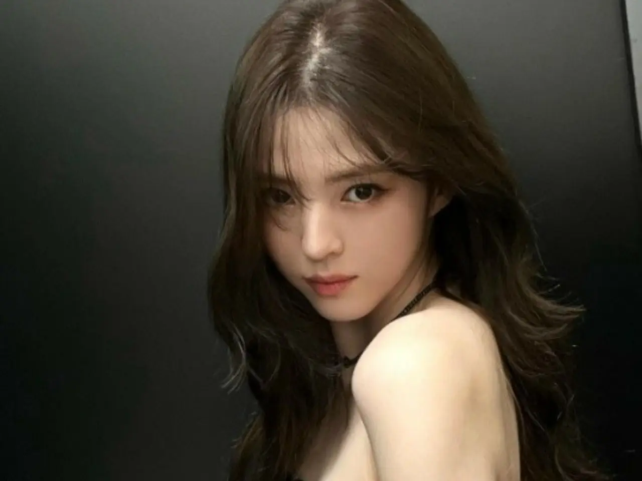 Actress Han Seo Hee boldly shows off her waist in a scarf tube top... a ...