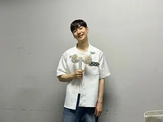 Lee Je Hoon says "Thank you" to Jung HaeIn's coffee truck with finger hearts