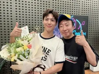 Actor Park BoGum shares another heartwarming story... A warm-hearted young man who waits for Park Myung-soo to finish work
