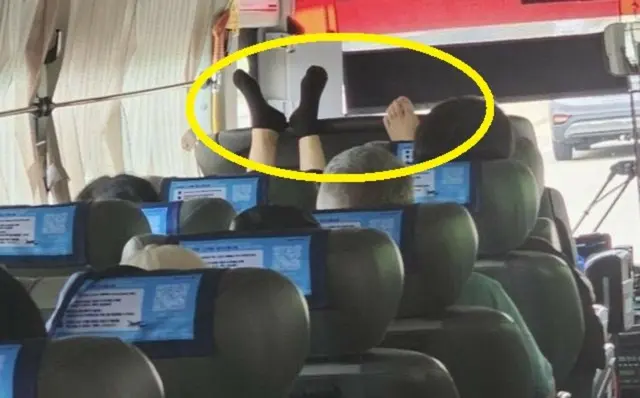 「外国人が見たら恥ずかしい」…空港リムジンバスで運転席に足を上げたカップル＝韓国