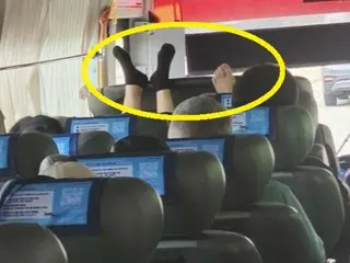 "It would be embarrassing for foreigners to see this" - Couple with feet up on the driver's seat in airport limousine bus (South Korea)