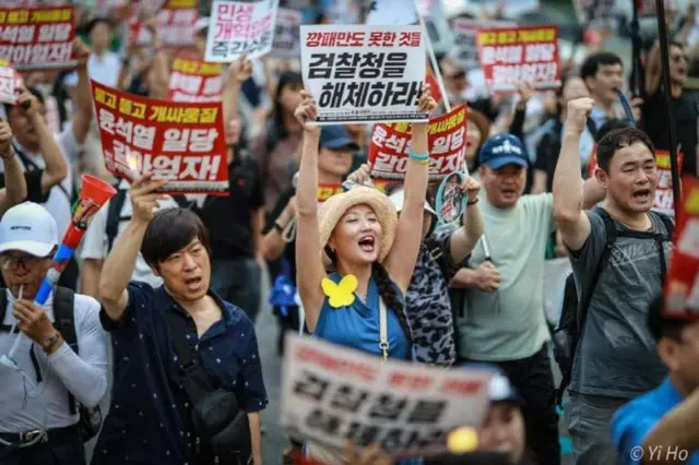 ろうそく行動が13日、ソウル市内で第98回目のろうそく集会を開催し、参加者たちがスローガンを叫んでいる。 （写真＝ろうそく行動）