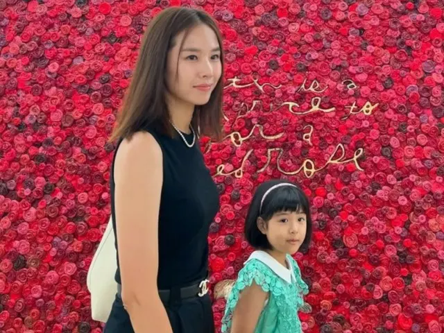 女優チョ・ユニが娘ロアちゃんとの展示会デートの模様を公開した。