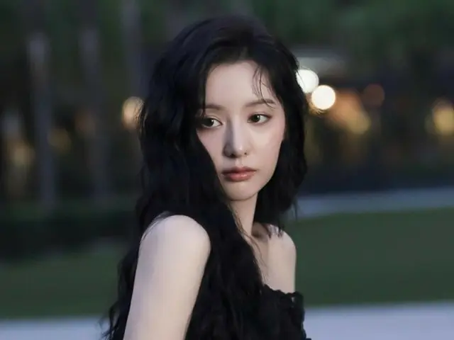 Actress Kim Ji Woo, who has been gaining attention for her lead role in "Queen of Tears," is this a B-cut? Her appearance is like that of a goddess descending from a temple.