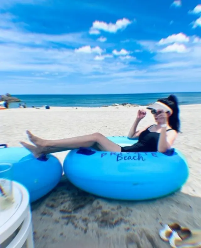 女優パク・ソルミ、水着姿で海辺で夏を満喫する余裕