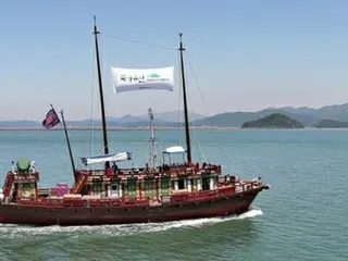 A former Korean envoy ship sails to Shimonoseki for the first time in 260 years, setting sail on the 31st