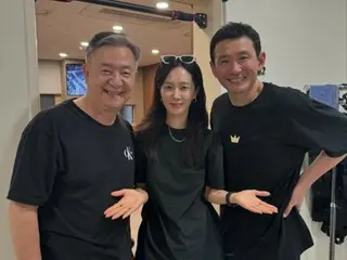 Girls' Generation's YURI follows Yuna and TIFFANY to watch Macbeth... She looks adorable next to lead actor Hwang Jung Min