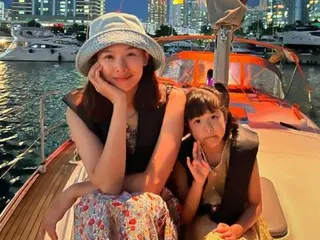 Actress Jo Yoon Hee and her daughter Roa on summer vacation together... "She's just like her mom"