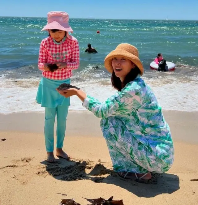 女優チョ・ユニ、娘のロアちゃんと二人だけの夏休み…「ママとそっくりだね」