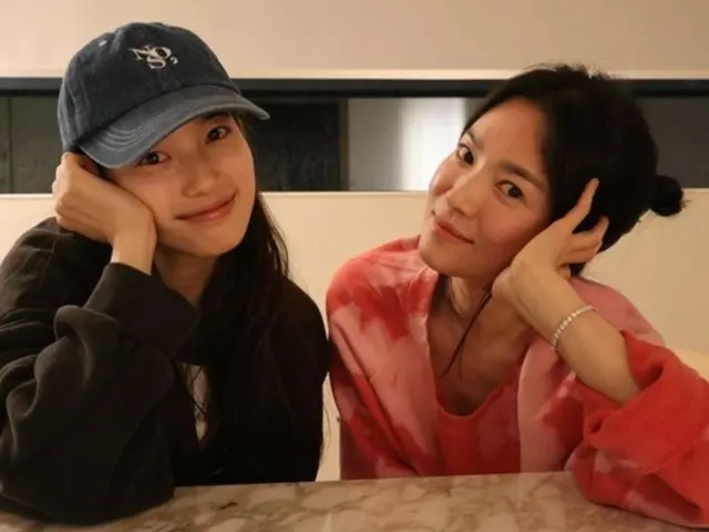 Actress Song Hye Kyo goes on a movie date with her "new" best friend? ... Watches the movie "Revolver" with the support of actress Lim Jiyeon