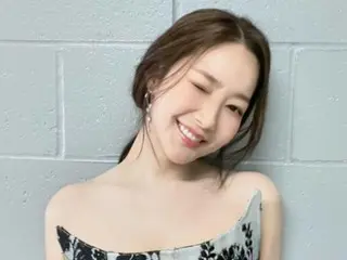 Actress Park Min Young, not good at WINK? Awkward yet lovely goddess... Off-shoulder LUDA - attention to her slender shoulders