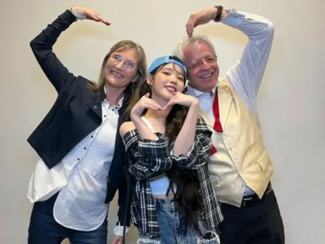 "This is what a successful otaku is like" IU's fanatic grandfather from the UAE is invited to her concert in Oakland... Hugs and commemorative photos shared