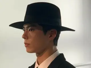 Park BoGum's gentlemanly fedora hat look... like a noir movie