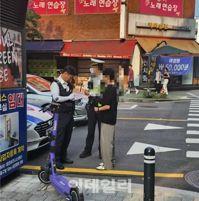 4日の午後、ソウル市内の聖水駅で電動キックボードの取り締まりを行う警察（写真＝ファン·ビョンソ記者）