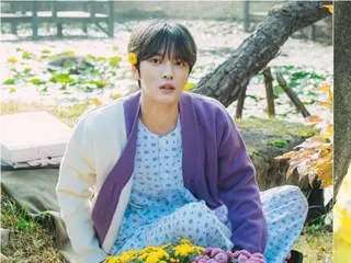 Jaejung approaches Jin Se Yeon with flowers in his hair, "Eraser of bad memories"