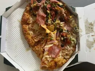 "The pizza is leaning to one side, just give me my money back"... When the manager of a pizza shop checked the security camera, he saw something unexpected = Korea