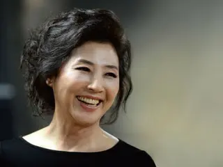 Narrator Go Doo-shim of the movie "When the Magnolia Blooms" is not interested in politics but participated out of respect for the late Mrs. Yuk Young-soo