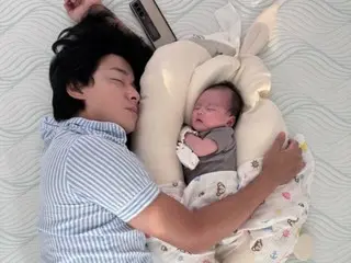 Lee Ji Hoon looks just like her sleeping partner when sleeping with her newborn daughter