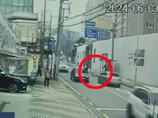 100kg "iron block" falls in front of bus stop during arrivals to work hours in South Korea