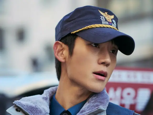 Jung HaeIn in uniform as a young detective in the movie "Veteran 2" revealed