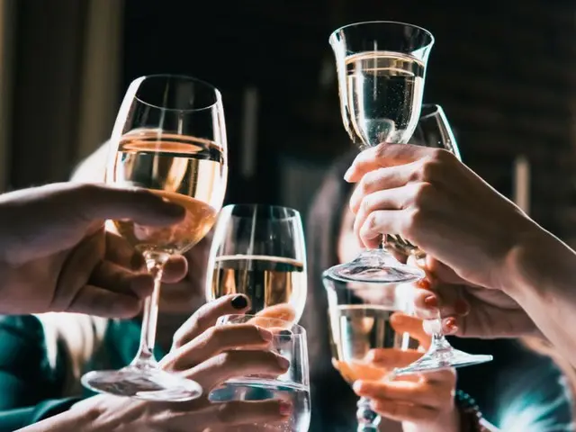 A man puts "white powder" in a woman's glass after meeting her for the first time... A customer next to him reports him = South Korea