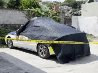 Woman in the back seat of a parked police car discovered by The Body (South Korea)