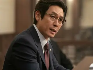 Sol Kyung Gu plays a materialistic lawyer in the movie "Ordinary Family"... cold-hearted even when it comes to children's crimes