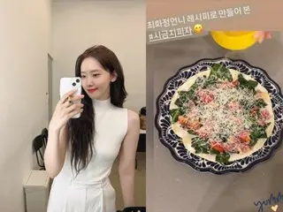 Yuna (Girls' Generation) makes pizza using Choi Hwajung's recipe... I'd love to sell it