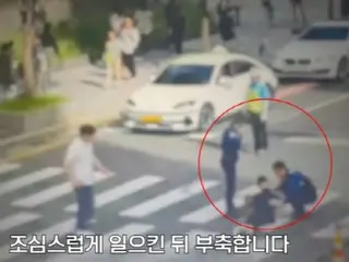 Woman collapses on pedestrian crossing...white powder and straw in bag (Korea)