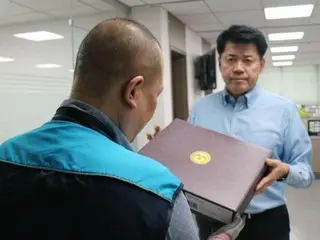 Kim Jun-hyung, a lawmaker from the Fatherland Reform Party, "returns the mid-autumn celebration gift from President Yoon Seok-yeol"... Why? = South Korea