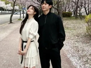 Jung HaeIn and Somi release a photo of themselves looking like a campus couple... a refreshing youthful chemistry