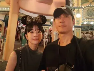 Actor Shim HyungTak is thrilled with his first visit to Disneyland, where "there's more than just Mickey"... A friendly photo with Saya