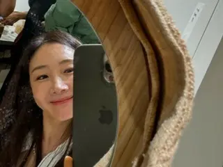 Who would believe that actress Choi Ji Woo is 49 years old? A lovely, playful shot with her best friend, an actress