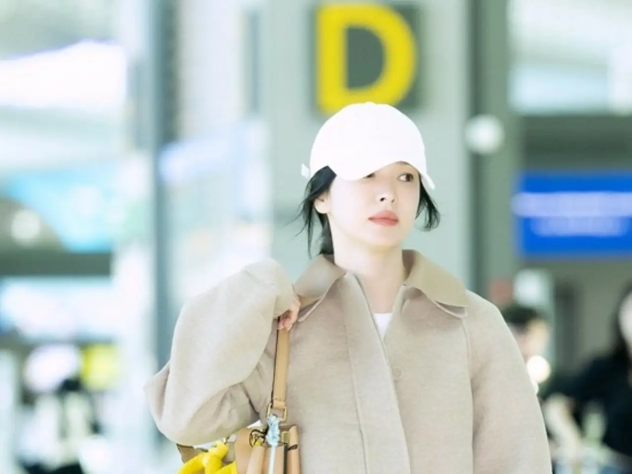 Actress Song Hye Kyo departs for Milan in an early autumn outfit ...