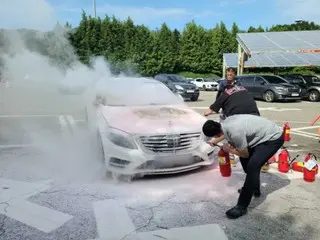 Fire breaks out in vehicle at highway service area... Off-duty firefighters put out the blaze - South Korean report