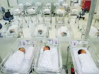 Rising housing prices lead to a sharp increase in "illegal children"... Is the official "marriage-childbirth" rule collapsing? = Korea