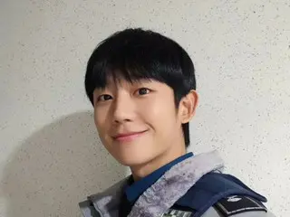 Actor Jung HaeIn snaps a picture in police uniform!