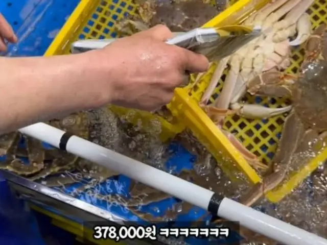 A fish market where rip-off controversy arose... 61 weighing machines showing inflated weights discovered (South Korea)