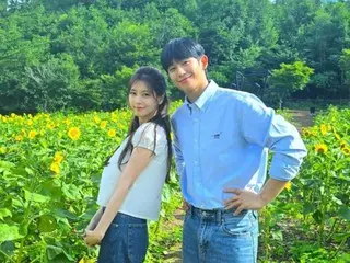 Jung HaeIn and Somi share a pink vibe... Sweet photo of them together in a sunflower field revealed