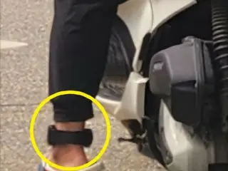 Delivery man has "electronic ankle bracelet" on his ankle... What should I do if he comes to my house? (Korea)