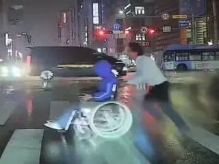 Bus driver helps wheelchair-bound passenger at crosswalk after driving down 10-lane road in the rain (Korea)